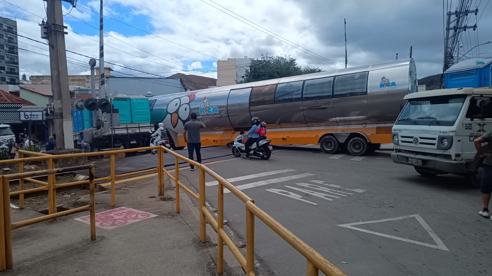 Grave acidente com caminhão-tanque da Frango Rica interdita passagem de nível e causa pânico na Praça Oliveira Figueredo em Barra do Piraí