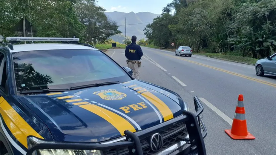 PRF apreende milhares de drogas após perseguição na BR-393 